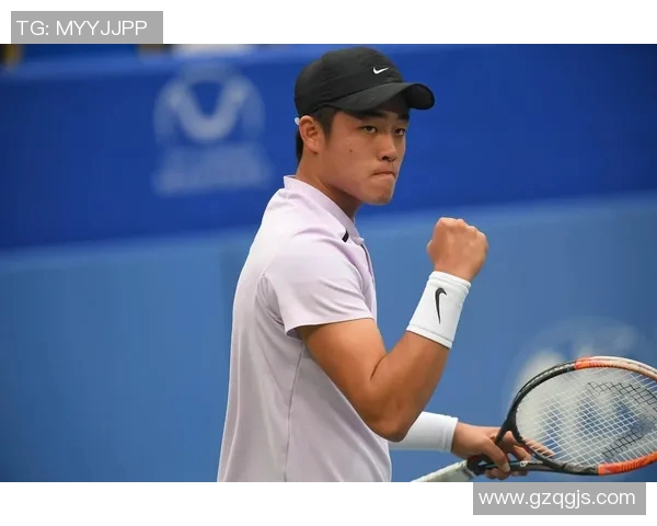 足球巨星穿着专属球衣炫技挑战，赛场内外尽显王者风范