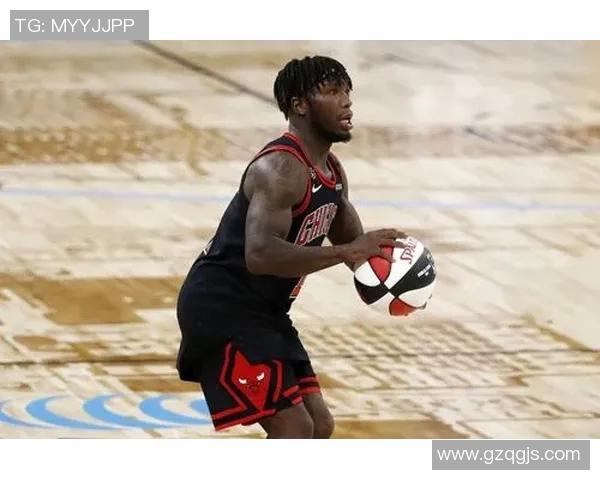 足球球星因扔啤酒瓶引发争议 社交媒体热议场面背后的真相